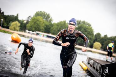 Chiara und Giulia nach dem Schwimmen in Nürnberg.