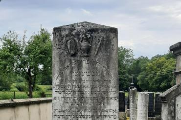 Grabstein auf dem jüdischen Friedhof in Nördlingen.