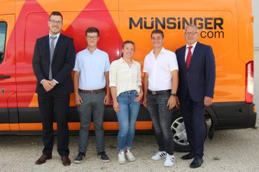 Sie sind die Besten: Florian Flath, Marlene Rottmeier, Tobias Reile. Mit ihnen freuen sich Johannes Münsinger (links) und Ernst Josef Münsinger (rechts).