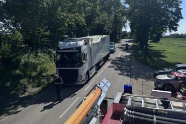 Das Bild zeigt den beschädigten Lkw.