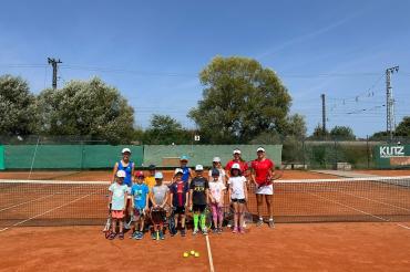  Insgesamt zwölf begeisterte Kinder und vier engagierte Betreuer haben sich auf drei Plätzen in die Welt des Tennis gestürzt. 