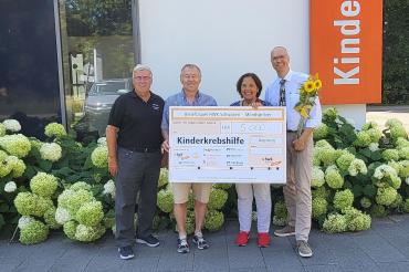 Die Mondspritzer Vorstände Helmut Neureiter und Leo Anzenhofer, Rosemarie Schweyer von der „Aktion Glühwürmchen“ und Prof. Dr. Dr. Frühwald, Leiter des Kinderkrebszentrums
