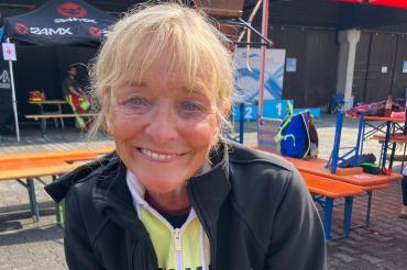 Claudia Koch wärmte sich nach den 2,5 km mit einem Heißgetränk auf, nachdem das Wasser durch die Strömungen kälter als erwartet gewesen war.