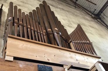 Das Bild zeigt Orgelpfeifen.