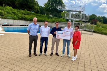 Das Bild zeigt v.l.n.r. Martin Gruber (Freibad Marienhöhe), Ramon Maier (Intersport Steingass), Oberbürgermeister David Wittner, Steffen Rissmann (Intersport Steingass) und Susanne Vierkorn (Stadtmarketingverein Nördlingen ist’s wert). 