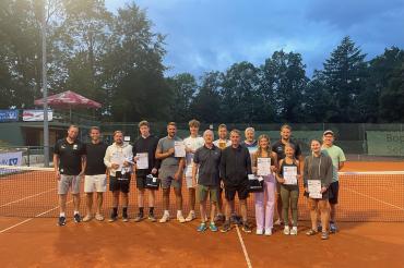 Die glücklichen Gewinner*innen des 12. Bopfinger Ipf-Cup, sowie links außen Sportwart und Turnierleiter Tobias Walter, rechts außen Turnierleiter und Jugendwart Christoph Leuze sowie ganz außen Sportwart und Turnierleiter Daniel Tschunko.