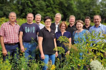  v.l Michael Stiller GF, Ralf Starz, Blühflächenanbauer, Johannes Fischer, Blühflächenpate, Monika Fackler, Berhard Ströbele Vorsitzender der Raiffeisen-Volksbank Ries Stiftung, Nicole Binger, Kreisbäuerin, Karl-Heinz Fackler, Blühflächenanbauer, Claudia Marb, Stellv. Landrätin, Otto Bosch, Blühflächenanbauer, Karlheinz Götz, Kreisobmann 