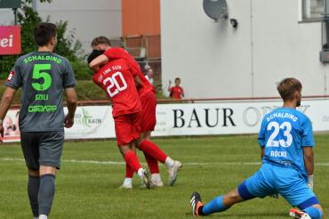 Hier sieht man, wie Bryan Stubhan (Nr. 20) nach seinem Treffer geherzt wird.