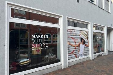 Das Bild zeigt eine Außenansicht des Geschäfts. 