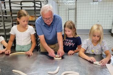 Donauwörther Kinderferienprogramm Brezen backen