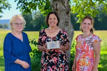 Glücklich und dankbar überreichten Anita Bast und Ulrike Kilg den gesamten Erlös an die Vorsitzende des Vereins „Glühwürmchen e.V.“ Rosmarie Schweyer.