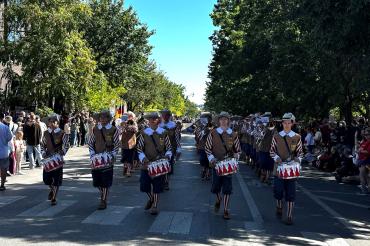 Die Knabenkapelle Nördlingen während der Steubenparade auf der Lincoln Avenue in Chicago.