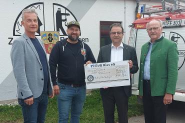 hier sieht man die Spendenübergabe des Rotary Clubs an die FFW Zusum.