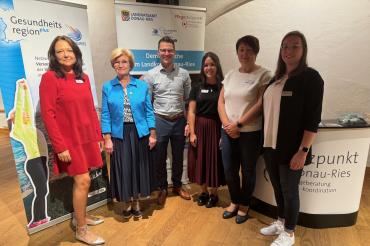 V.l.: Heike Meyr (Landratsamt Donau-Ries), Ursula Kneißl-Eder (1. weitere Stellv. Landrat), David Wittner (Oberbürgermeister Nördlingen), Leonie Taglieber (Studentin). Olga Friedel (Pflegestützpunk), Julia Lux (GesundheitsregionPlus).