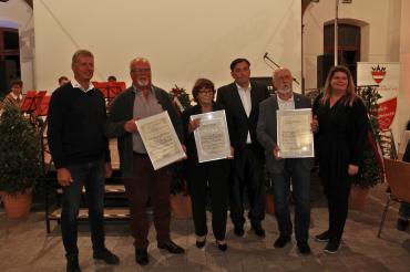 Der Verein Alt Nördlingen ernannte am vergangenen Freitagabend drei Ehrenmitglieder. Auf dem Bild zu sehen (von links): 3. Vorstand Roland Pusch, Ehrenmitglied Claus Rumpfinger, Ehrenmitglied Resi Beck, 1. Vorstand Axel Schönmüller, Ehrenmitglied Peter Winterstein und 2. Vorstand Cornelia Panitz. 