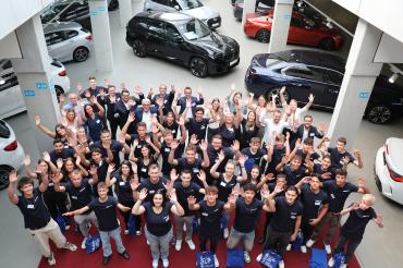 Hier sieht man den neuen Ausbildungsjahrgang im Autohaus Hofmann.