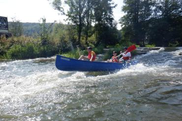 hier sieht man Kinder im Kanu auf der Altmühl.