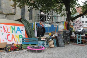 Hier sieht man das Klimacamp in Nördlingen.