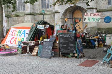 Hier sieht man das Klimacamp in Nördlingen.