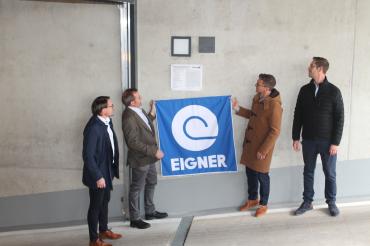 Hier sieht man die Enthüllung der Preistafel.