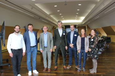 1. Nachhaltigkeitstag des Landkreises Donau-Ries. V.l.n.r. Simon Koderer (FfE), Serafin von Roon (FfE), Landrat Stefan Rößle, Stefan Graf (Bayerischer Gemeindetag), Klemens Heininger, Heike Burkhardt und Lena Dorn (Foto: Carolin Rink)