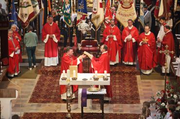 Gebert empfängt das Evangeliar