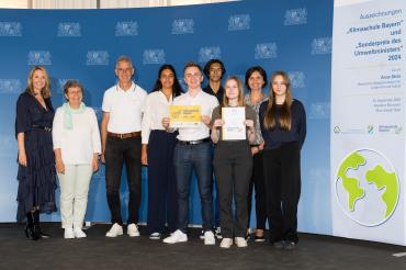V.l.n.r.: Kultusministerin Anna Stolz, Schulleiterin Dr. Renate Rachidi, Seminarleiter Jürgen Horzella, Shirin Strauß, Janosch Papp, Johannes Buchmann, Mara Weeß, Seminarleiterin Lena Pollak und Lisa Kutzsch bei der feierlichen Verleihung des Zertifikats "Klimaschule Bayern in Gold" an das Theodor-Heuss-Gymnasium Nördlingen