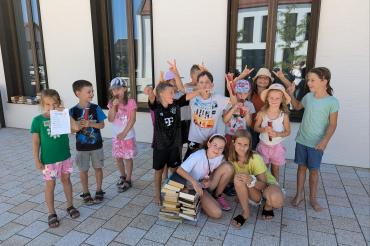 Die Kinder genießen ihr Eis. 