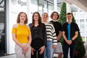 Hier sieht man die fünf neuen Auszubildenden der Sigel GmbH.