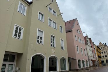 Hier sieht man das sogenannte Schuh-Schmid-Gebäude in Donauwörth.