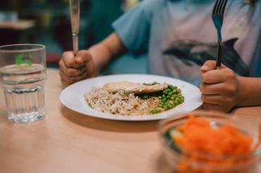 Mittagessen in Kitas und Schulen 