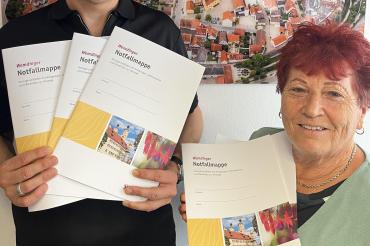 Hier sieht man , wie der neue Vorsorgeleitfaden präsentiert wird.