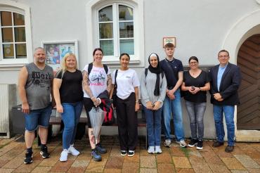 Praxisanleiter Tobias Mokosch, Julia Friedl, Marion Rack, Semesterpraktikantin Rosalie Bauer, Chaimae Bouine, David Wolfinger, Pflegedienstleiterin Gabriele Koller und Geschäftsführer Branko Schäpers.