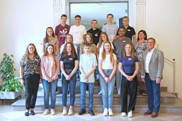 Insgesamt 15 neue Nachwuchskräfte starteten in dieser Woche Ihren Dienst am Landratsamt Donau-Ries.