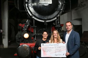 Spendenübergabe im Bayerischen Eisenbahnmuseum: v.l.: Susanne Vierkorn, Barbara Wunder und Patrick Zeitlmann.