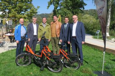 V.l.: Günter Obermeyer (stv. Landrat Weißenburg-Gunzenhausen), Landrat Alexander Anetsberger (Vorsitzender Tourismusverband Naturpark Altmühltal e. V.), Landrat Stefan Rößle (Vorsitzender Geopark Ries e. V.), Josef Grienberger (Oberbürgermeister Eichstätt), David Wittner (Oberbürgermeister Nördlin-gen) und Landrat Martin Neumeyer.