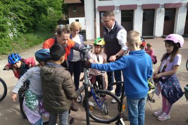 Steffen Reddel (links) beim Fahrsicherheitstag von ADFC Donau-Ries und Landratsamt in der Gewinnerschule in Hainsfarth im Frühjahr 2024.