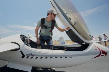 Segelflug-Weltmeister Stefan Langer an seinem Segelflugzeug in Texas.