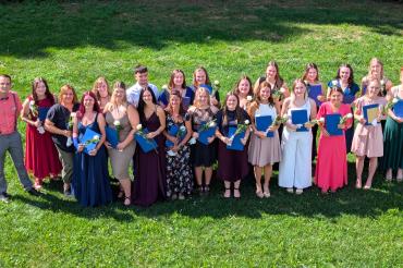 Das Bild zeigt die 22 erfolgreichen Absolventinnen und Absolventen mit Klassenleiter Daniel Schubert (links): Lilian Schulze, Marina Büchner, Susanne Kräupziger, Max Angermeyer, Jule Thum, Katharina Rembold, Anita Schimpp, Jule Wagner, Luca Sophie Gloning, Lara Pfister, Leni Eckmeier (hintere Reihe von links). Lara Utjesinovic, Selina Vogel, Celine Andresz, Marie-Louise Burger, Sarah Baur, Kinga Hauke, Elisa Kapfer, Ella Ilina, Jana Osterrieder, Lea Fürst, Antonia Mölle (vordere Reihe von links).