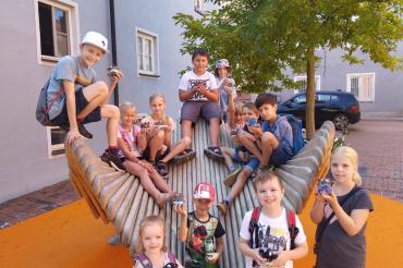 Die stolzen Kinder mit ihren selbstgemachten Grasköpfen.