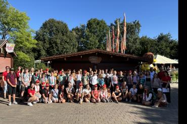 Zwei Ausflugsbusse mit insgesamt über 80 Kindern und 11 Betreuern star-teten um 8:00 Uhr morgens von Donauwörth in Richtung Skyline Park.