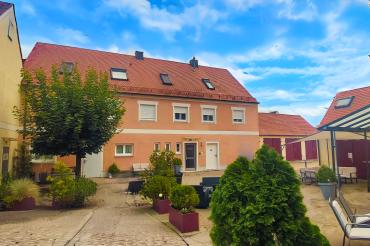 Das Bild zeigt den Innenhof des Hotel Donau.