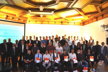 Sie sind stolz auf ihren Berufsabschluss: Die frischgebackenen Gesellinnen und Gesellen präsentieren sich mit den Ehrengästen bei der Freisprechfeier der Bauinnung Nordschwaben und der Maler und Lackiererinnung.