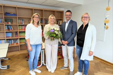 Das Bild zeigt: Anika Höß (Leiterin des Fachbereiches KiTa, Schulen und Sport), Cornelia Luxenhofer (Rektorin der Mangold-Grundschule), Oberbürgermeister Jürgen Sorré, Bärbel Stahl (Schul- und Familienreferentin des Donauwörther Stadtrates)