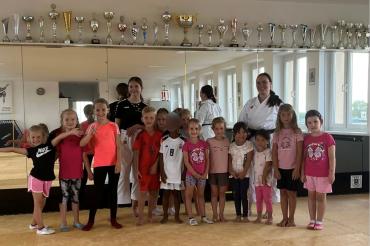 Die erfolgreichen Absolventen des Karate-Schnupperkurses.