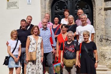 Ein gemeinsames Erinnerungsfoto der Athlet*innen des Karatevereins Bushido Stollberg mit der zweiten Bürgermeisterin Rita Ortler vor dem Nördlinger Rathaus.