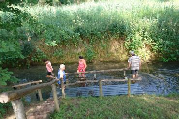 Am Natur-Kneipp-Becken gibt es auf dem Weg nach Höchstädt eine willkommene Erfrischung für die Radler.