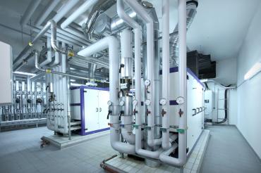 Das selbst produzierte Gas wird in diesen modernen Gasmotoren zur Stromgewinnung verwendet.