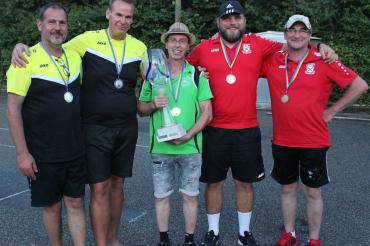Das Foto zeigt von links nach rechts : Thomas Wirthensohn, Matthias Oestreicher, vom Zweitplatzierten SV Nordheim, Uwe Dorsch aus Harburg und Max Jaumann und Jürgen Birl, vom TSV Oettingen.