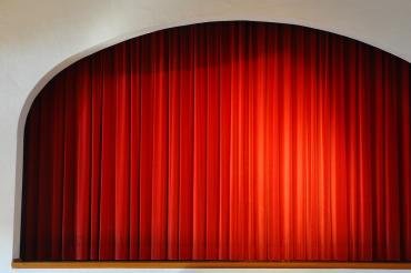 Das Bild zeigt eine Theaterbühne.